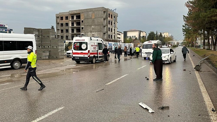 Ticari araç ile otomobil çarpıştı: 7 yaralı