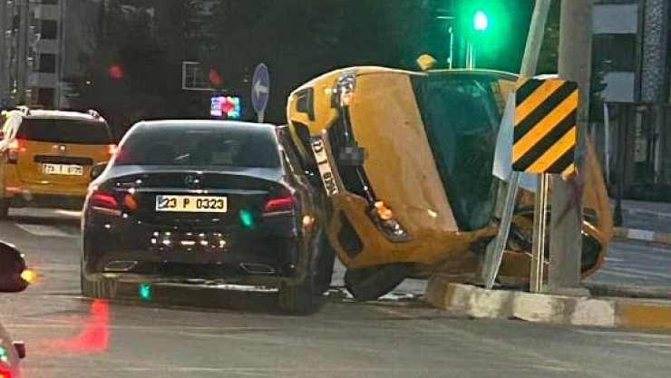 Ticari taksi ile otomobil çarpıştı: 2 yaralı