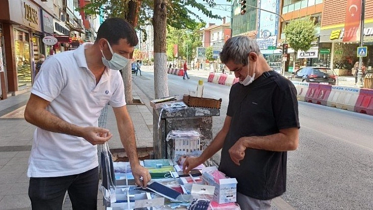 Kızını okutmak için maske satıyor
