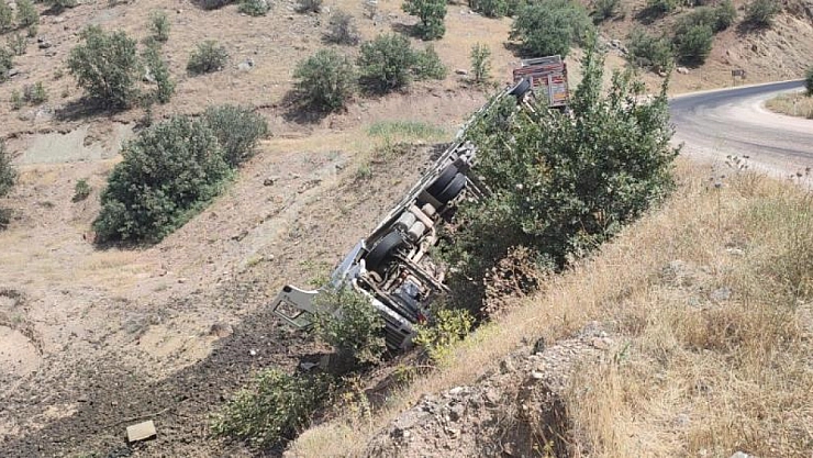 Tır devrildi: 1 yaralı