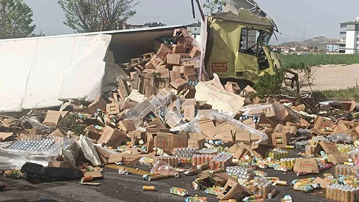 Kayseri'de tır devrildi, içecekler yola savruldu!