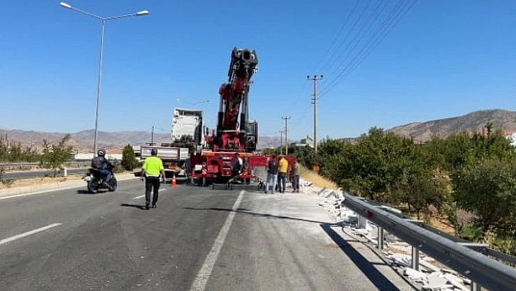 Bariyerleri aşan tır bahçeye uçtu