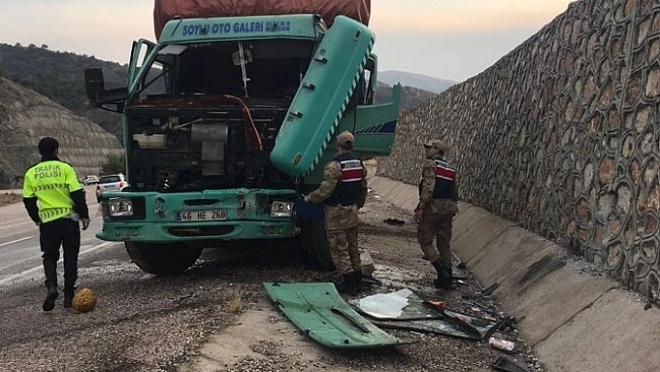 Tır istinat duvarına çarptı