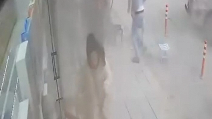 Cadde ortasında korkutan patlama: Tır lastiği panik yarattı