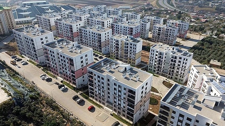 TOKİ hak sahiplerine nahtarları teslim etti