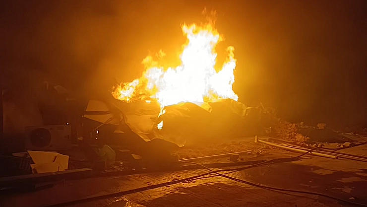 TOKİ Şantiyesinde Korkutan Yangın: Yemekhane Küle Döndü!