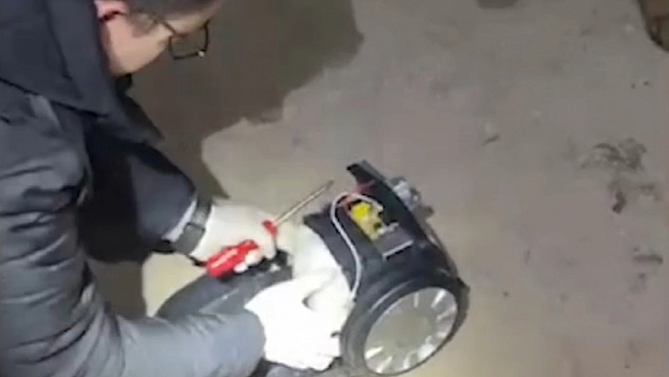 Süpürgeyi açan polis şok oldu