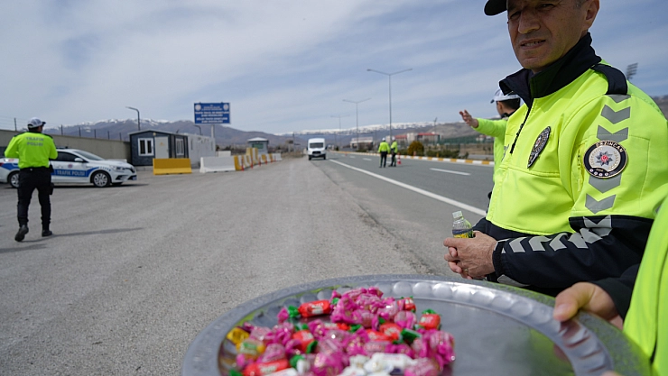 Trafik denetiminde kolonya ve şeker ikramı