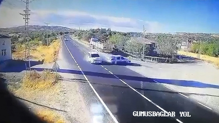 Trafik kazası güvenlik kamerasına yansıdı