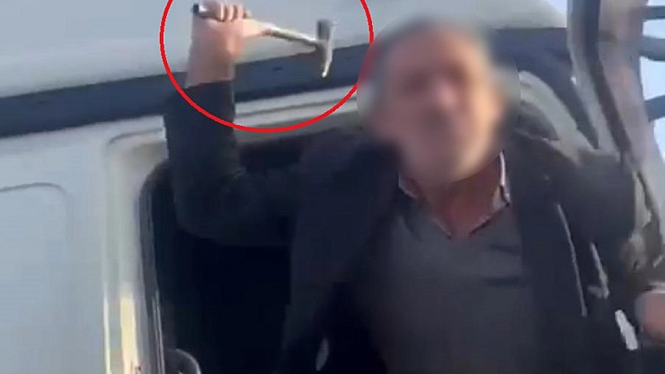 Trafikte çekiçli saldırdı