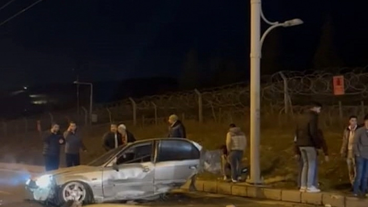 Otomobil ikiye bölündü 3 yaralı
