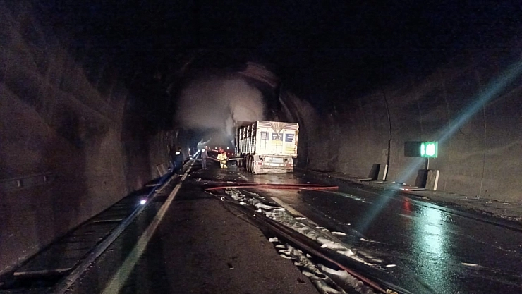 Tünelde korku dolu anlar: Tır alev aldı, ulaşım aksadı