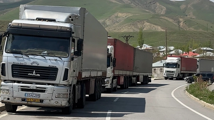 Türkiye-İran sınırında 2 kilometrelik tır kuyruğu