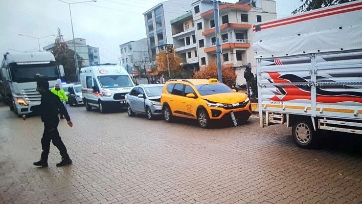Üç araç birbirine girdi