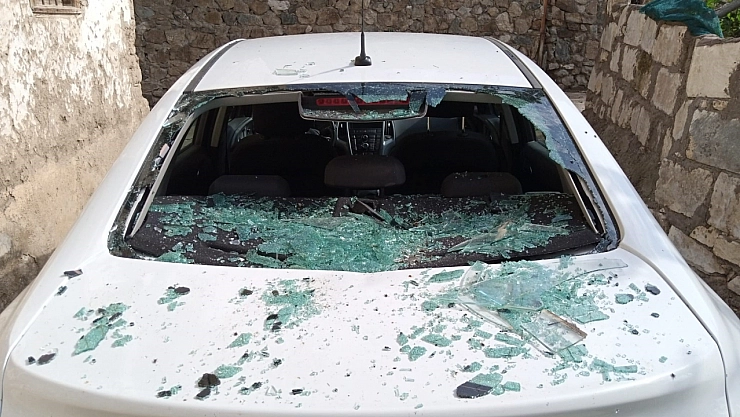 Uçan güneş paneli aracın üzerine düştü