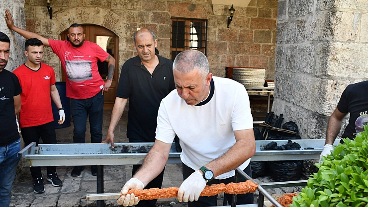 Ücretsiz kebap dağıttı