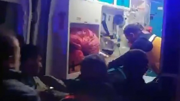 Üçüncü kattan başka bir evin çatısına düştü