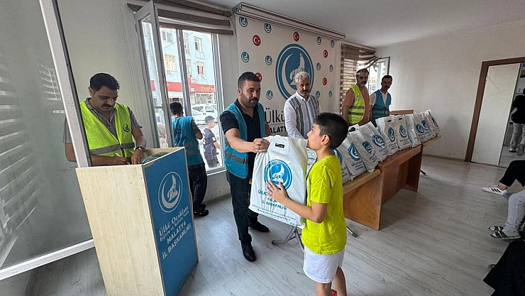 Malatya'da öğrencilere kırtasiye yardımı