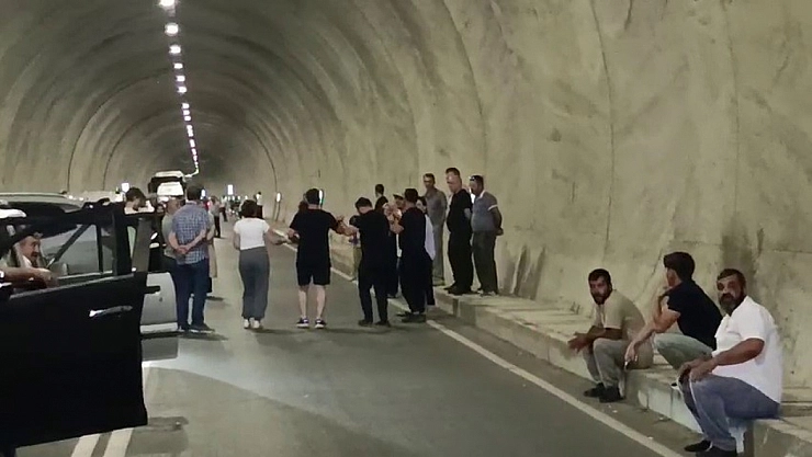 Uluslararası yol saatlerce kapandı: Vatandaşlar tepkili