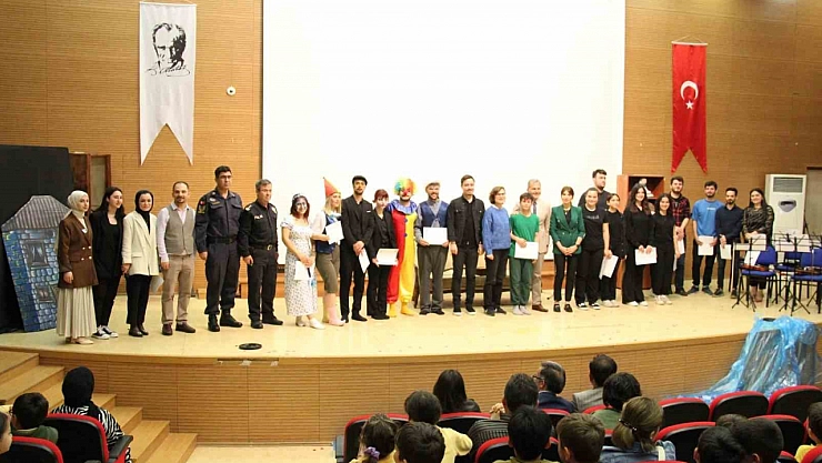 Üniversitelilerden tiyatro şöleni