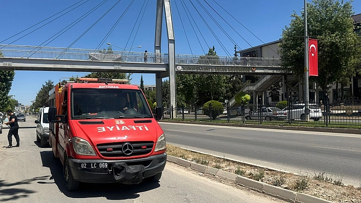 Üst geçidi kullanmayan şahıs demir korkulukta sıkıştı