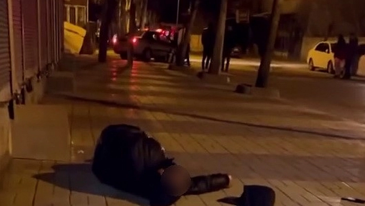 Uyuşturucu Etkisiyle Kaldırıma Yığılan Gencin İçler Acısı Hali