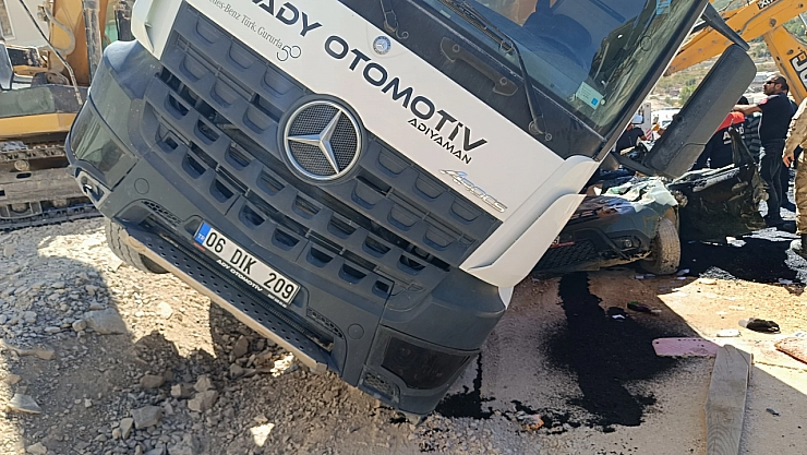 Üzerine kamyon devrilen otomobilin sürücüsü hayatını kaybetti