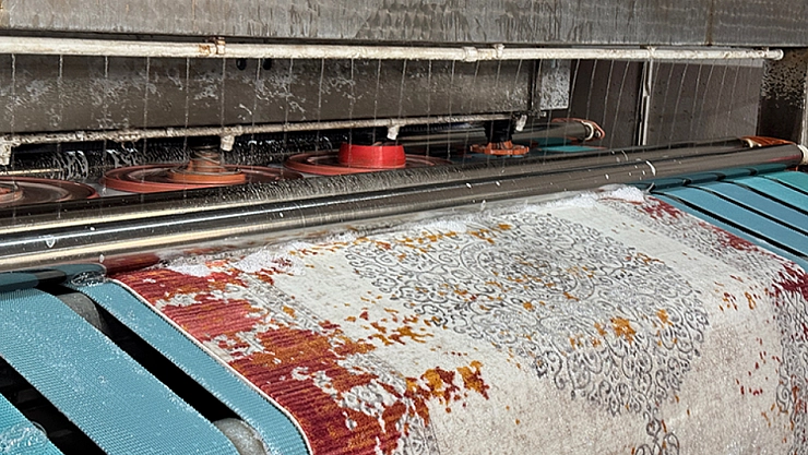 Uzmanı uyardı: Halıdaki lekeye deterjan dökmeyin