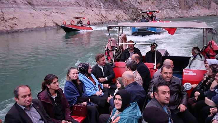 Vali Aydoğdu Karanlık Kanyon'da tekne turuna katıldı