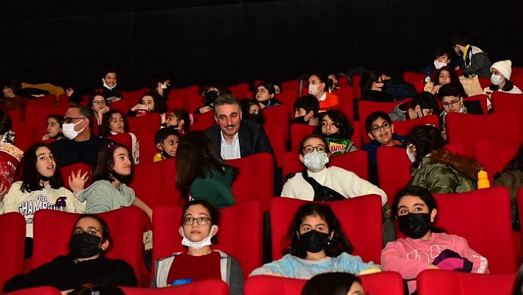 Vali Baruş öğrencilerle sinemada