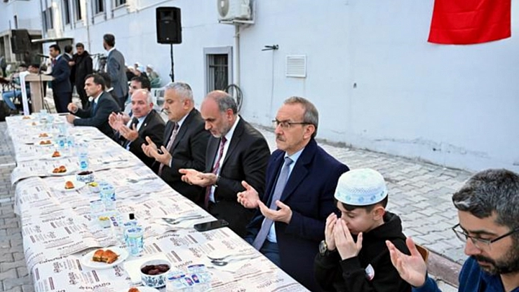 Vali hafızlarla iftarda buluştu