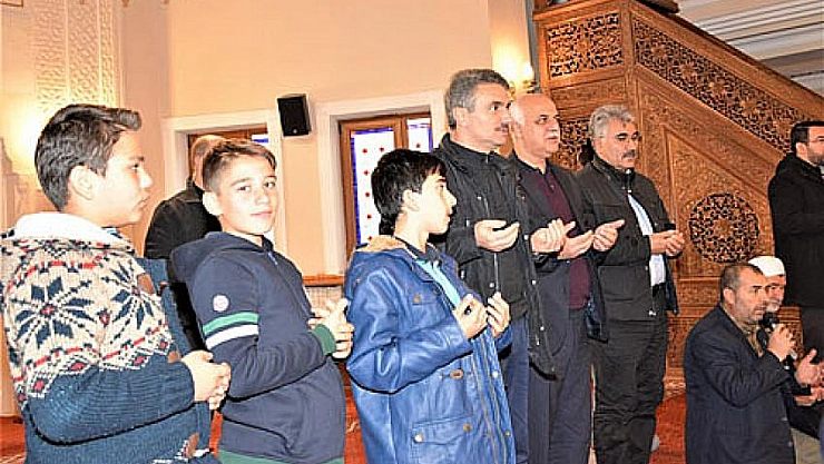 Vali gençlerle sabah namazında 