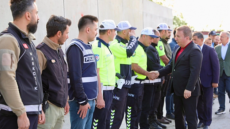 Validen görev başındaki personele bayram ziyareti