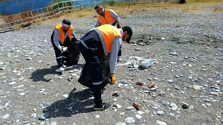 'Mavi Bayraklı Halk Plajı'nda temizlik çalışması