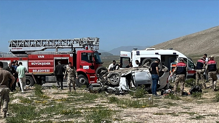 Van'da iki aracın çarpıştığı kazada 4 kişi öldü, 2 kişi yaralandı