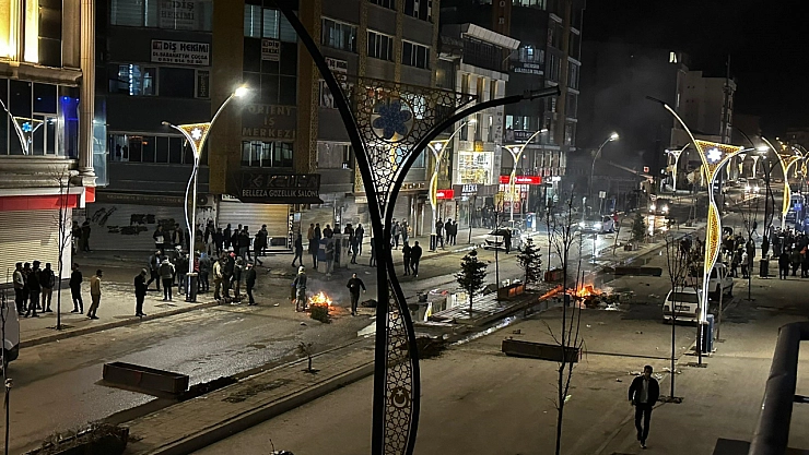 Van'da yaşanan olaylar, Hakkari'ye sıçradı! Tomalar devrede..!