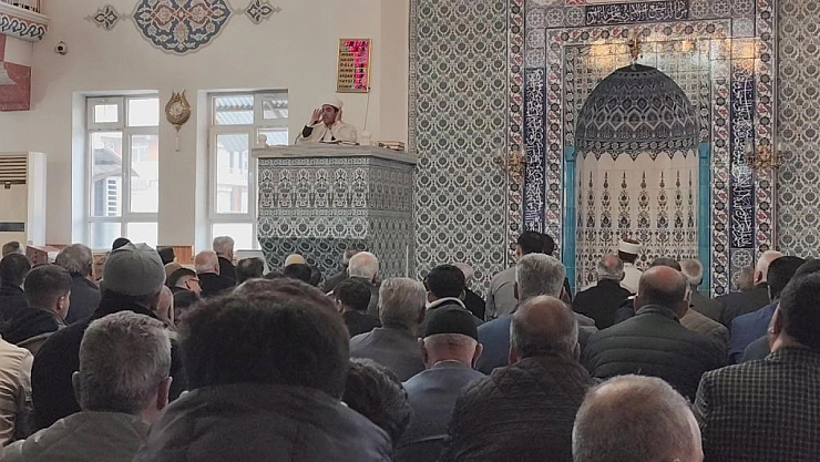 Vatandaşlar bayram namazı için camileri doldurdu