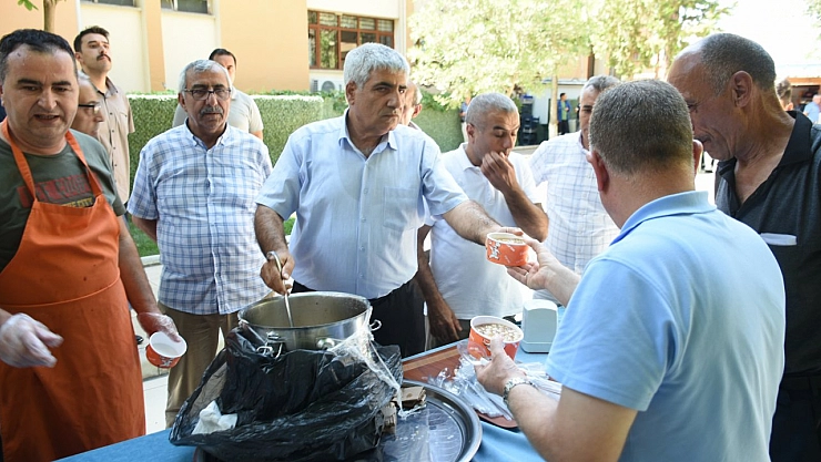 Vatandaşlara aşure ikramı
