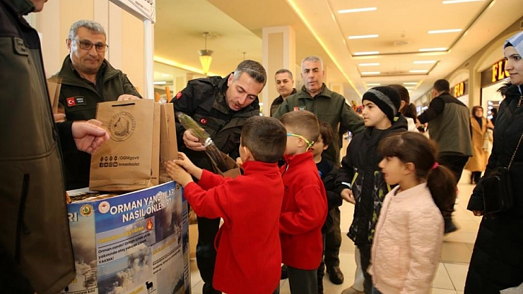 Vatandaşlara fidan dağıtıldı