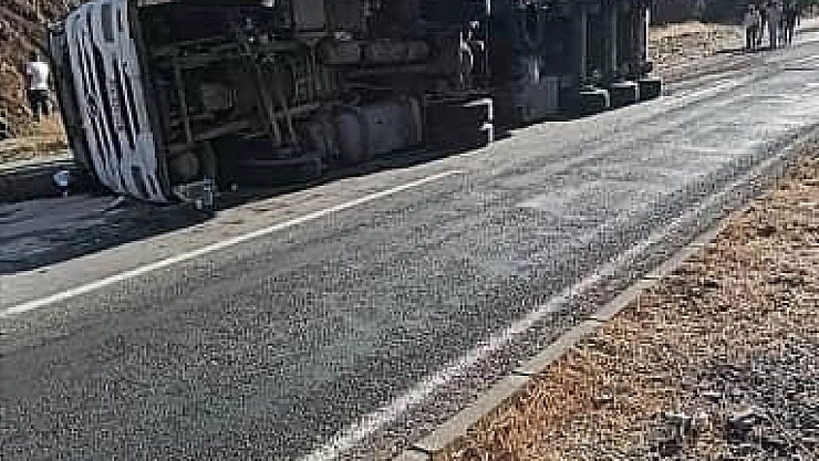 Virajı alamayan tır, devrildi