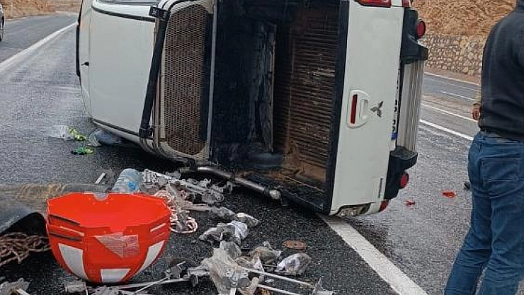 Yağış kazaya neden oldu: Kamyonet yan yattı