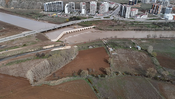 Yağışlar çiftçinin yüzünü güldürdü