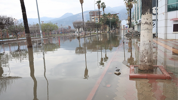 Yağışlar esnafı olumsuz etkiledi