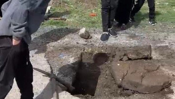 Yağmur suyu hattına düşen yavru ördek kurtarıldı