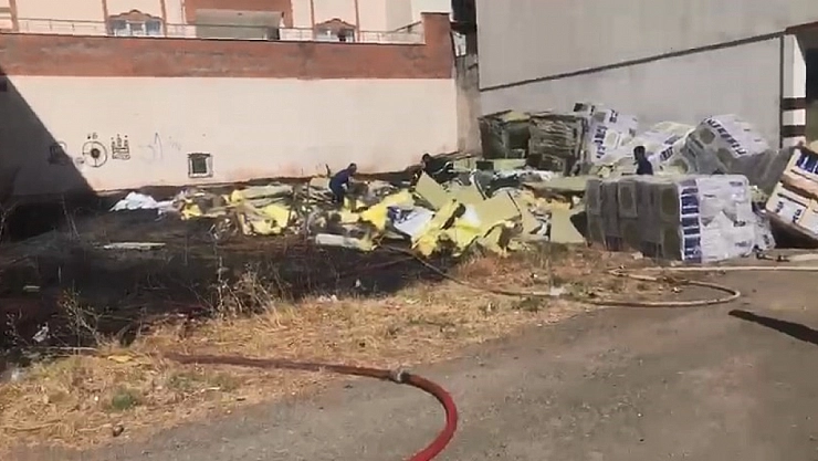 Yalıtım malzemelerini olduğu depoda yangın