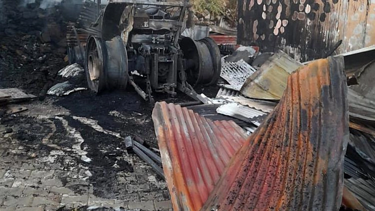 Yanan traktör kullanılmaz hale geldi