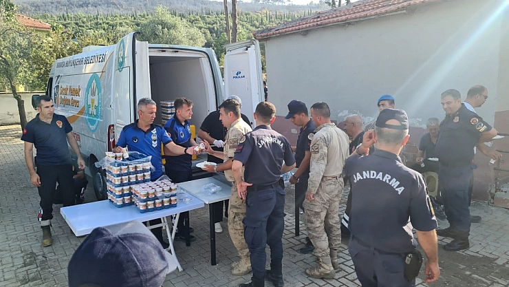 Yangın bölgesinde vatandaşların yanında