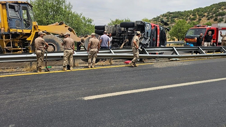 Yangına giden itfaiye aracı devrildi!