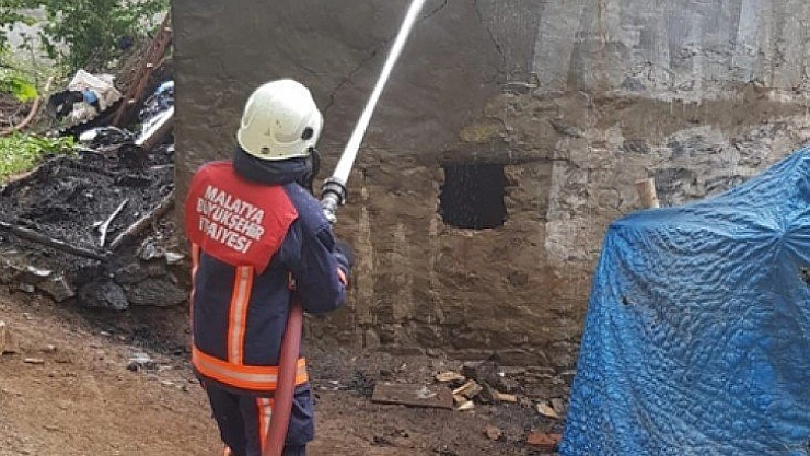 Yangında ev küle döndü