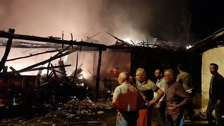 Ev ve traktör yandı